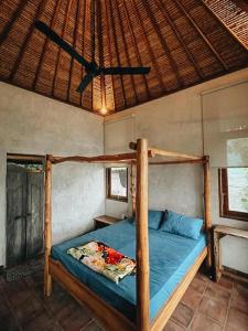 a bedroom with a bunk bed with a ceiling at Pondok Apsari 2 in Singaraja