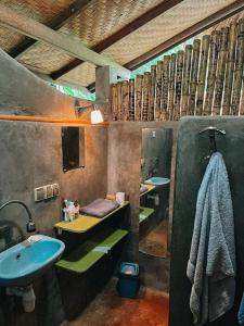- Baño con 2 lavabos y lavamanos azul en Pondok Apsari 2 en Singaraja