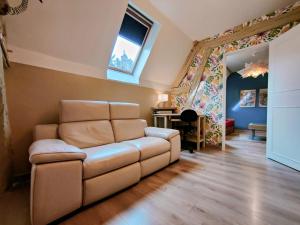 a living room with a couch and a table at Chez Maméta - Séjour à Auxerre in Auxerre +1 photo