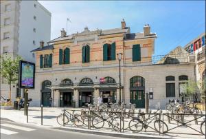 een gebouw met fietsen voor het gebouw bij Parisian charm flats in Levallois-Perret