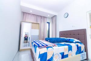 Un dormitorio con una cama grande y un espejo. en Villa Tera Private Pool and Karaoke, en Tlekung 19 fotos más