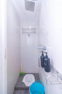 un baño blanco con inodoro en una habitación en Villa Tera Private Pool and Karaoke, en Tlekung