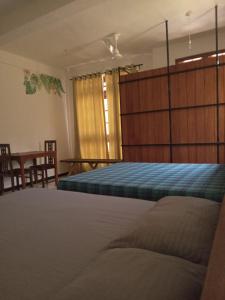 ein Schlafzimmer mit einem großen Bett und einem Kopfteil aus Holz in der Unterkunft Metro Stay in Kurunegala