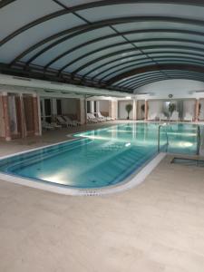 duży basen w budynku w obiekcie VIOLA Wellness Apartman w Zalakaros
