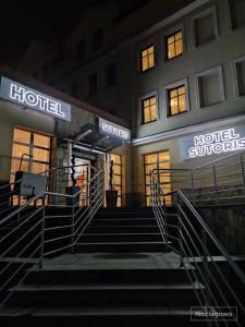 um hotel com escadas em frente a um edifício em Apart Hotel Sutoris em Bochnia