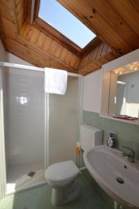 Ένα μπάνιο στο Spacious and bright flat with swimming pool - Beahost