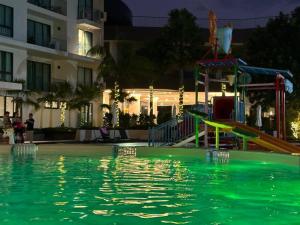 un parque infantil en una piscina por la noche en La Vita Phuket Rawai, en Rawai Beach