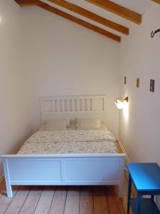 sypialnia z białym łóżkiem i niebieskim stołem w obiekcie Cottage apartment Brela w Breli
