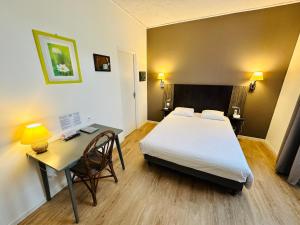 Cette chambre comprend un lit, un bureau et un lit. dans l'établissement Hotel Italia, à Tours