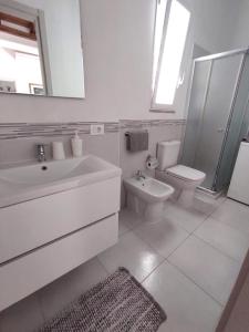 シラクーサにあるIl Giardino di Luciaのバスルーム(洗面台、トイレ、鏡付)