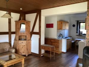 cocina y sala de estar con sofá y mesa en Detached holiday residence in the wonderfully beautiful Harz en Kamschlacken