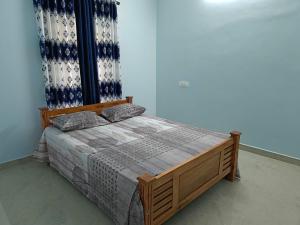Postel nebo postele na pokoji v ubytování Kausthubham