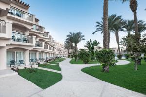 przejście przed budynkiem z palmami w obiekcie Pyramisa Beach Resort Sahl Hasheesh w mieście Hurghada