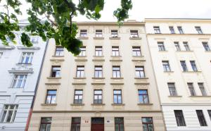 Un grand bâtiment blanc avec de nombreuses fenêtres dans l'établissement Romantic apartment by the park - uaka7, à Prague