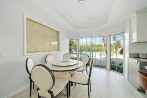 een keuken en eetkamer met een tafel en stoelen bij 6bd 4.5bth Villa with huge pool & karaoke room in Alhambra