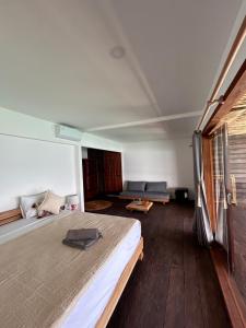Habitación con cama y sofá. en Rock'n Reef en Uluwatu