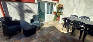 Un patio con una mesa y sillas en un patio. en BAYAMO, en Vigo