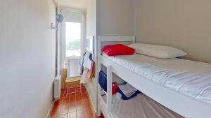サン・ビセンツ・デ・モンタルトにあるPremium Habitat de Canyellesの二段ベッド1組、窓が備わる小さな客室です。