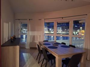 Appartement avec vue sur Meuse的电视和/或娱乐中心