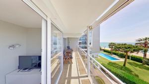 サン・ビセンツ・デ・モンタルトにあるPremium Habitat de Canyellesの海の景色を望むバルコニー付きの客室です。