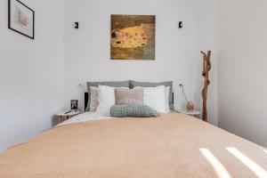 - une chambre avec un grand lit et des oreillers blancs dans l'établissement Romantic apartment by the park - uaka7, à Prague