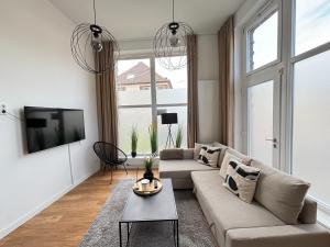 a living room with a couch and a tv at 60qm - 2 rooms - free parking - city - MalliBase Apartments in Hannover