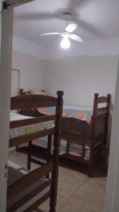 a room with two bunk beds and a ceiling fan at Puro Encanto Refúgio - Agrishow in Ribeirão Preto