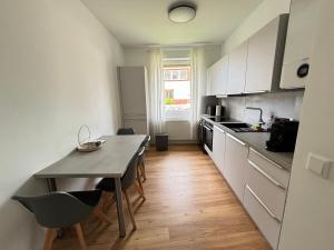 eine Küche mit einem Tisch und einem Esszimmer in der Unterkunft 60qm - 2 rooms - free parking - city - MalliBase Apartments in Hannover