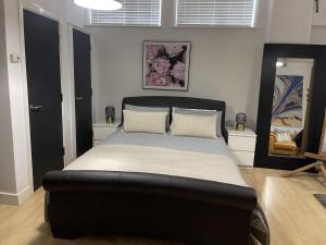 - une chambre avec un grand lit dans l'établissement Immaculate 2-Bed Apartment in London, à Londres