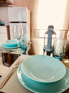 un tavolo con un piatto e due bicchieri sopra di Cherry JACUZZI Apartment a Ronda