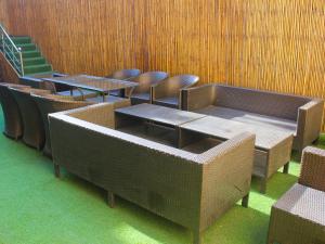 un grupo de mesas y sillas en una habitación en Hotel Cymbal -Sector 31 Gurgaon, en Gurgaon