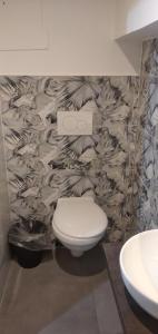 ein Bad mit einem WC und einer Wand in der Unterkunft House Mattia in Bari
