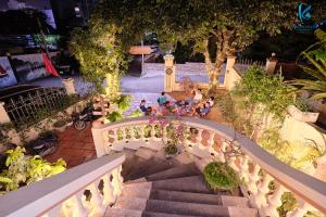 un grupo de personas sentadas en una escalera por la noche en Kim's Homestay & Villa en Ha Long