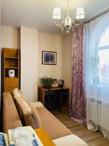 sala de estar con sofá y ventana en Готель Лаванда на Ривьере , Карпатский чан, Фонтанка 1 Одесса en Fontanka