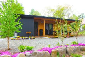 ein Haus mit Garten davor in der Unterkunft Yatsugatake Guest House Matsuda House - Vacation STAY 11086 in Hokuto