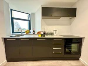 eine Küche mit Spüle und Herd in der Unterkunft Massive 3 bedroom - Ground Floor - Near the Beach! in Bournemouth