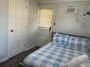 - une chambre avec un lit à damiers bleu et blanc dans l'établissement Chazz Doorway, à Homosassa