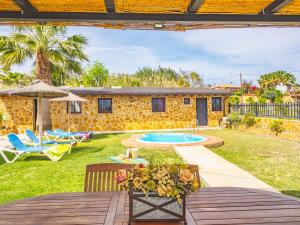 Bazén v ubytování Cubo's Casita Rural Haro nebo v jeho okolí