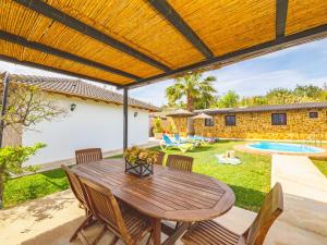 Bazén v ubytování Cubo's Casita Rural Haro nebo v jeho okolí