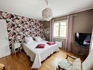 Saint-Pierre-de-PlesguenにあるLes Hortensiasの花の壁のベッドルーム1室(ベッド2台付)