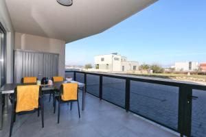 a balcony with a table and chairs and a view of the water at Apartment Wali in Nin