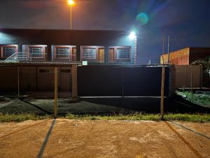 eine Tischtennisplatte vor einem Gebäude in der Nacht in der Unterkunft X-MOTEL VOSLOORUS in Vosloorus