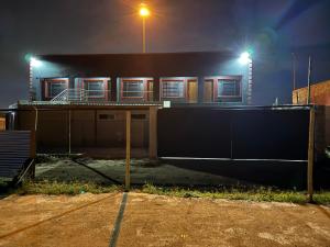 un edificio con luces por la noche en X-MOTEL VOSLOORUS, en Vosloorus