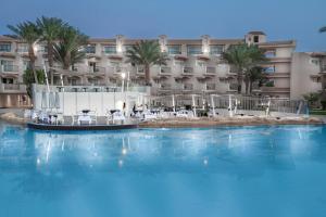 Bazén v ubytování Pyramisa Beach Resort Sahl Hasheesh nebo v jeho okolí