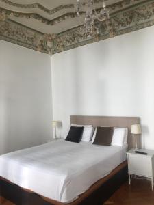1 dormitorio con 1 cama blanca grande y techo en Grand Via House, en Madrid