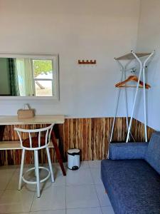 Beach House Penida في نوسا بينيدا: غرفة بها مكتب وطاولة وكرسي
