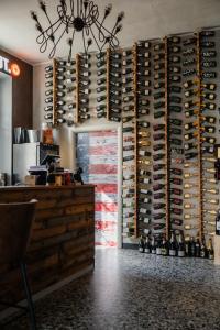une cave à vin avec un mur de bouteilles de vin dans l'établissement Ca'Os Locanda&Grill, à Vigostano
