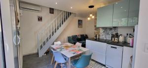 eine Küche und ein Esszimmer mit Tisch und Stühlen in der Unterkunft "Villa de Jade" Maison de vacances en residence avec piscine - Clim - parking in Saint-Cyprien