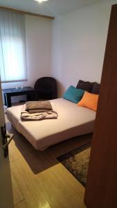 Säng eller sängar i ett rum på Apartman MARA