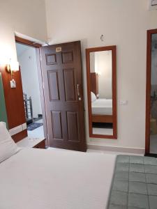 Ένα ή περισσότερα κρεβάτια σε δωμάτιο στο Hotel Harshanaa Elite
